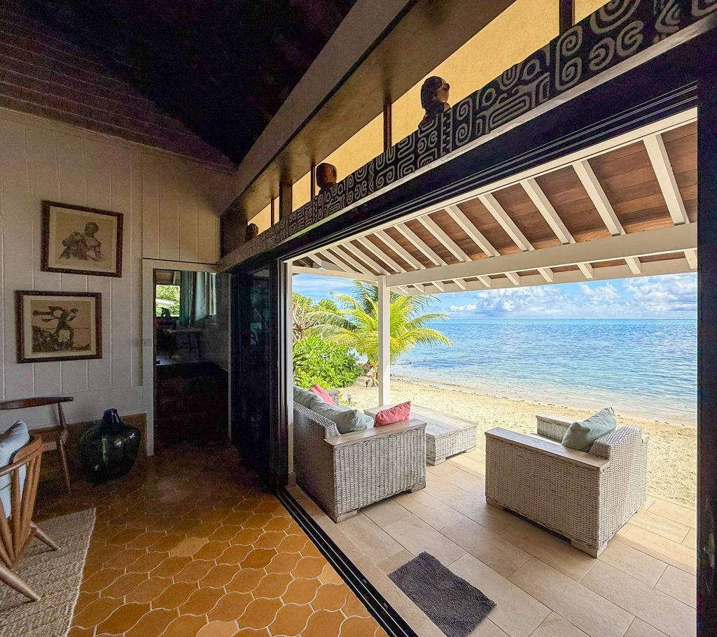 Beachfront living room opening directly onto the lagoon in Moorea